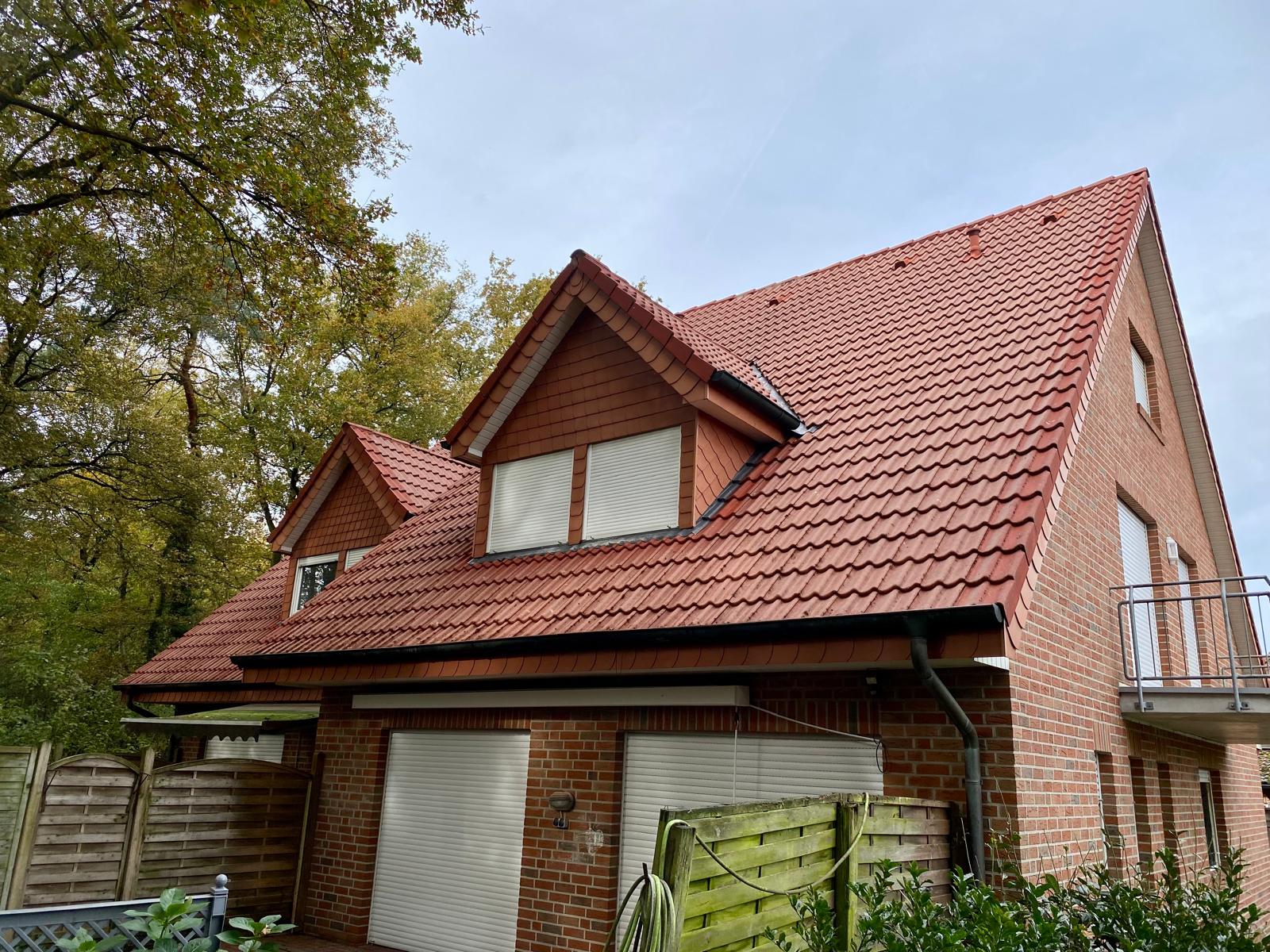 Zustand nach der Reinigung in Darme: Das Dach gl&auml;nzt wieder.